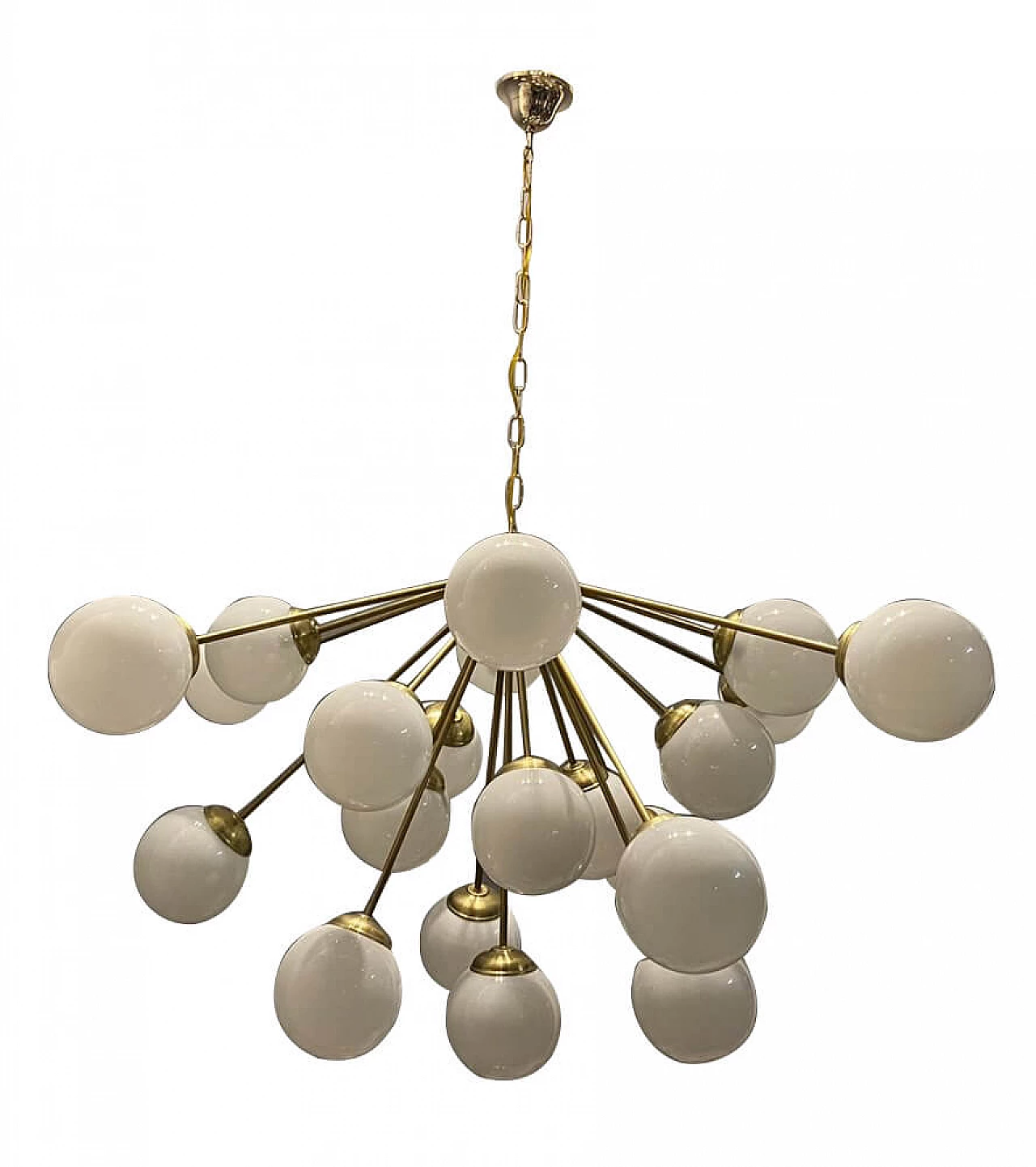 Grande lampadario Sputnik in ottone e vetro opalino, anni '60 1307467
