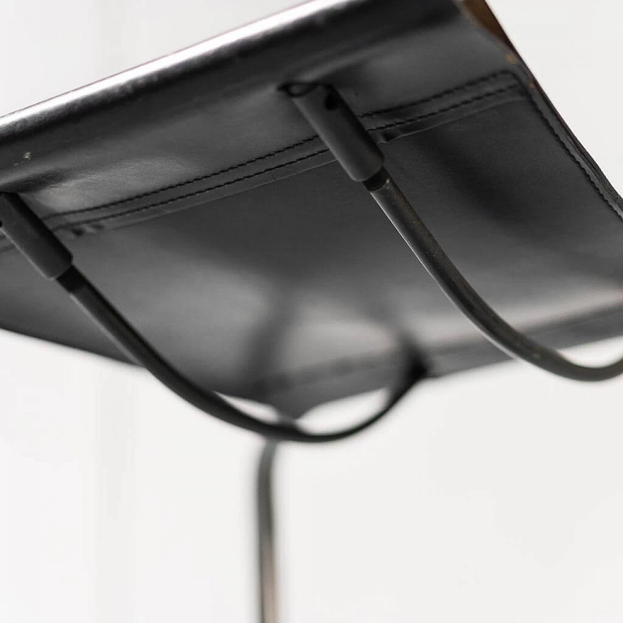 4 Chairs in leather in the style of Matteo Grassi, 70s 1307606