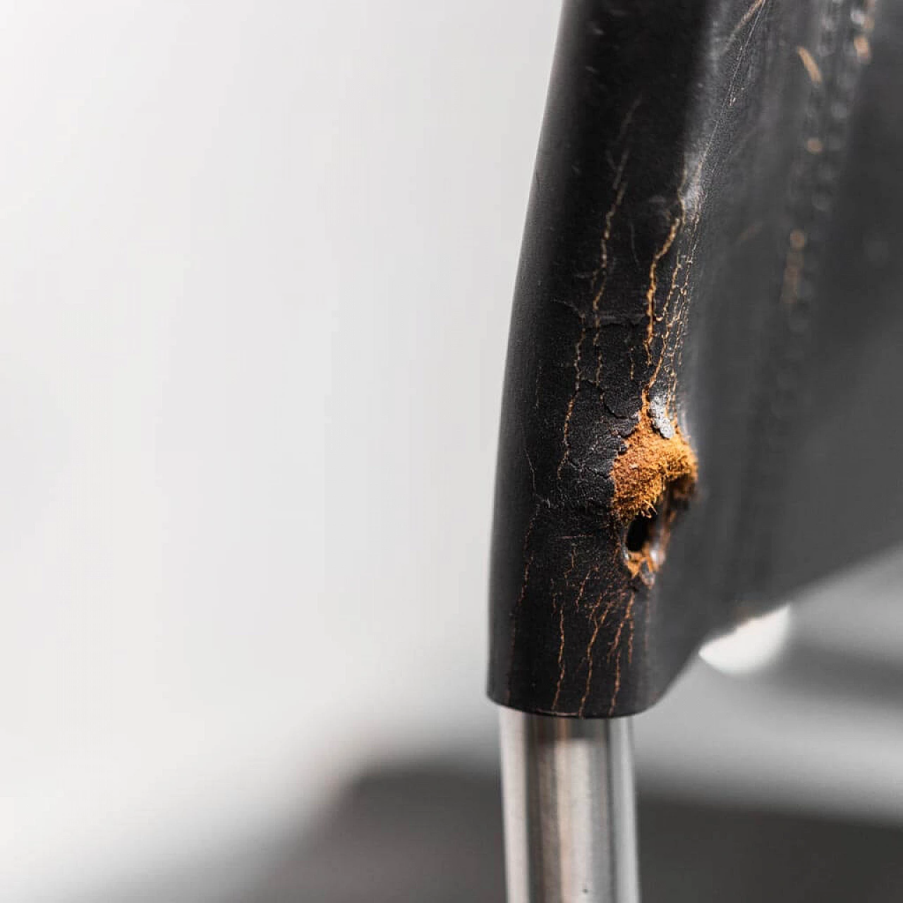 4 Chairs in leather in the style of Matteo Grassi, 70s 1307613