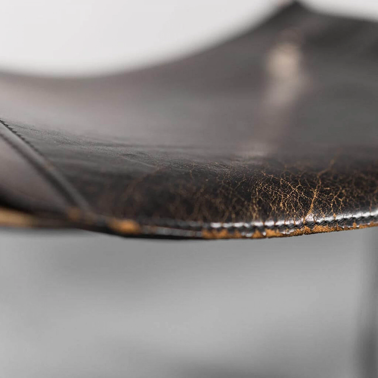 4 Chairs in leather in the style of Matteo Grassi, 70s 1307614