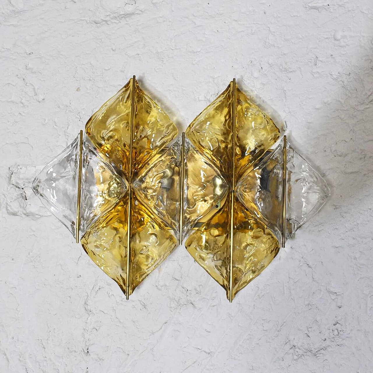 Coppia di applique in vetro di Murano ambrato e ottone di Mazzega, anni '60 1310292