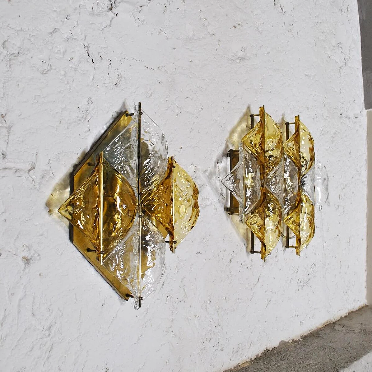 Coppia di applique in vetro di Murano ambrato e ottone di Mazzega, anni '60 1310299