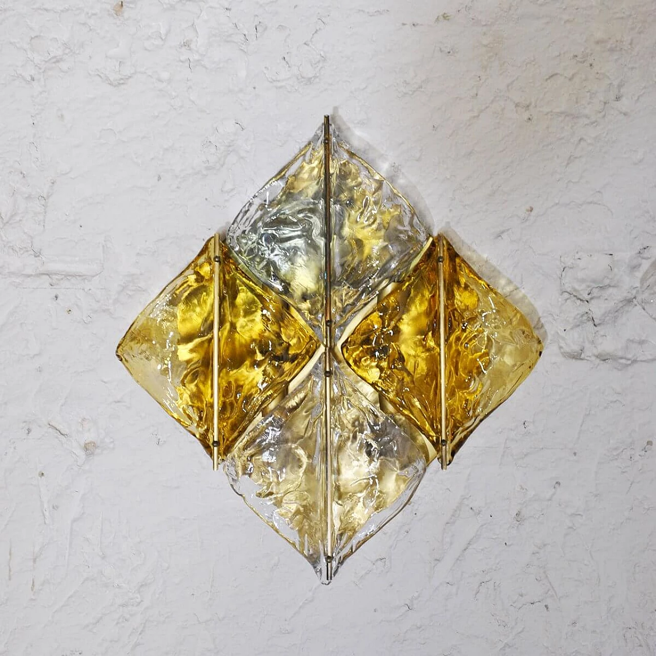 Coppia di applique in vetro di Murano ambrato e ottone di Mazzega, anni '60 1310300