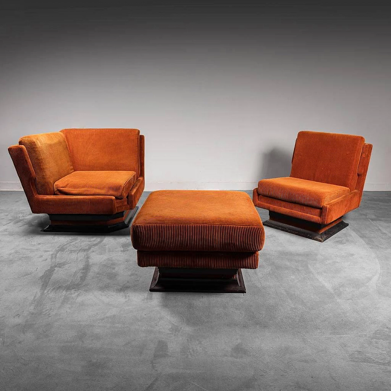 Pair of armchairs with pouf in orange velvet, 70s 1310596
