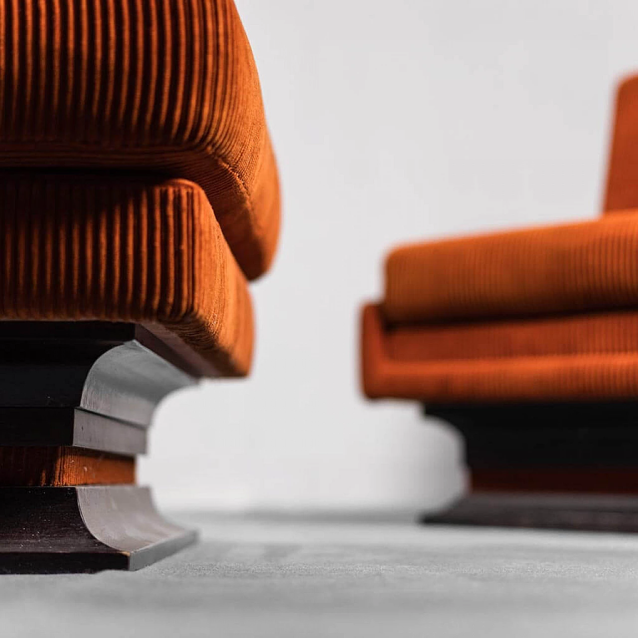 Pair of armchairs with pouf in orange velvet, 70s 1310597