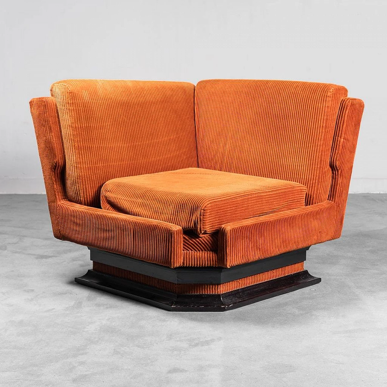 Pair of armchairs with pouf in orange velvet, 70s 1310600