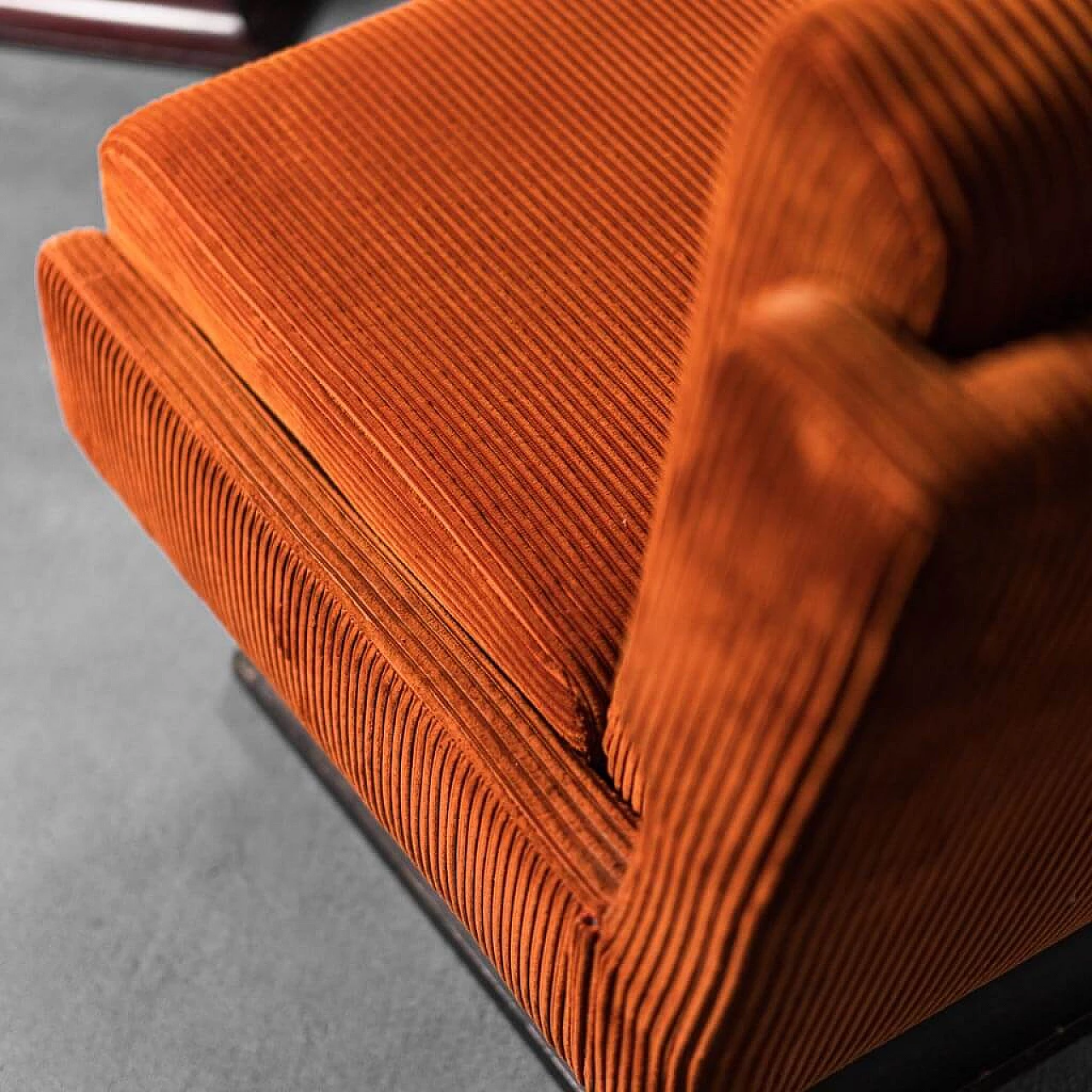 Pair of armchairs with pouf in orange velvet, 70s 1310601