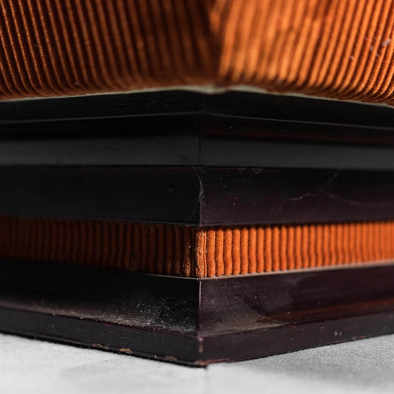 Pair of armchairs with pouf in orange velvet, 70s 1310602