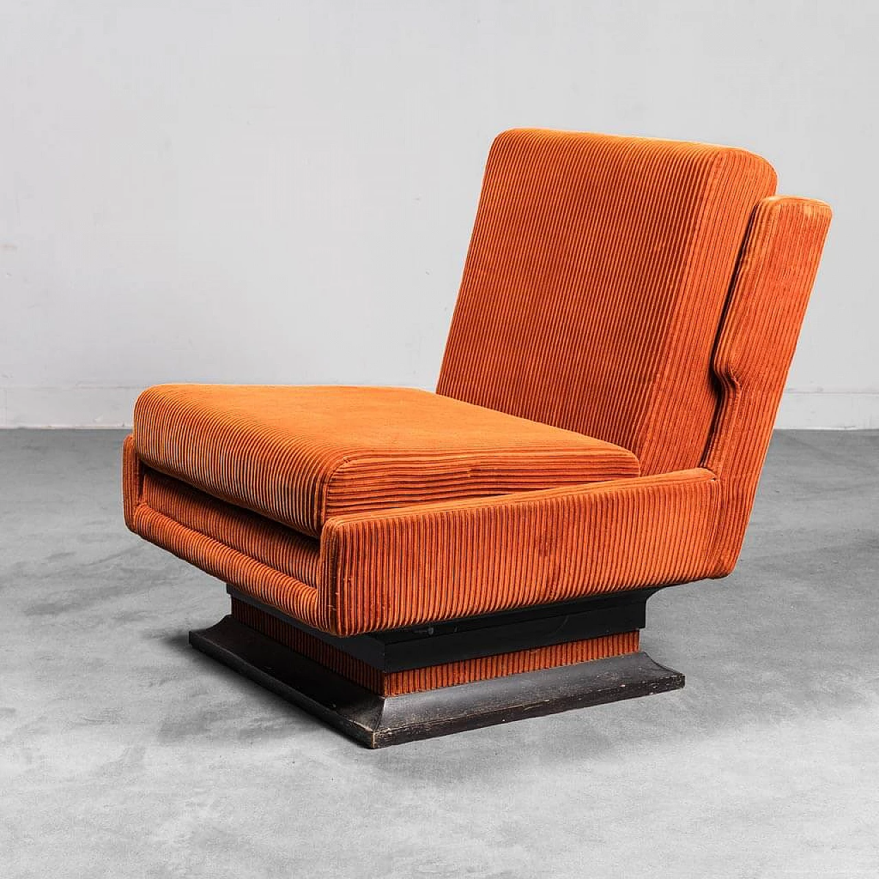 Pair of armchairs with pouf in orange velvet, 70s 1310603