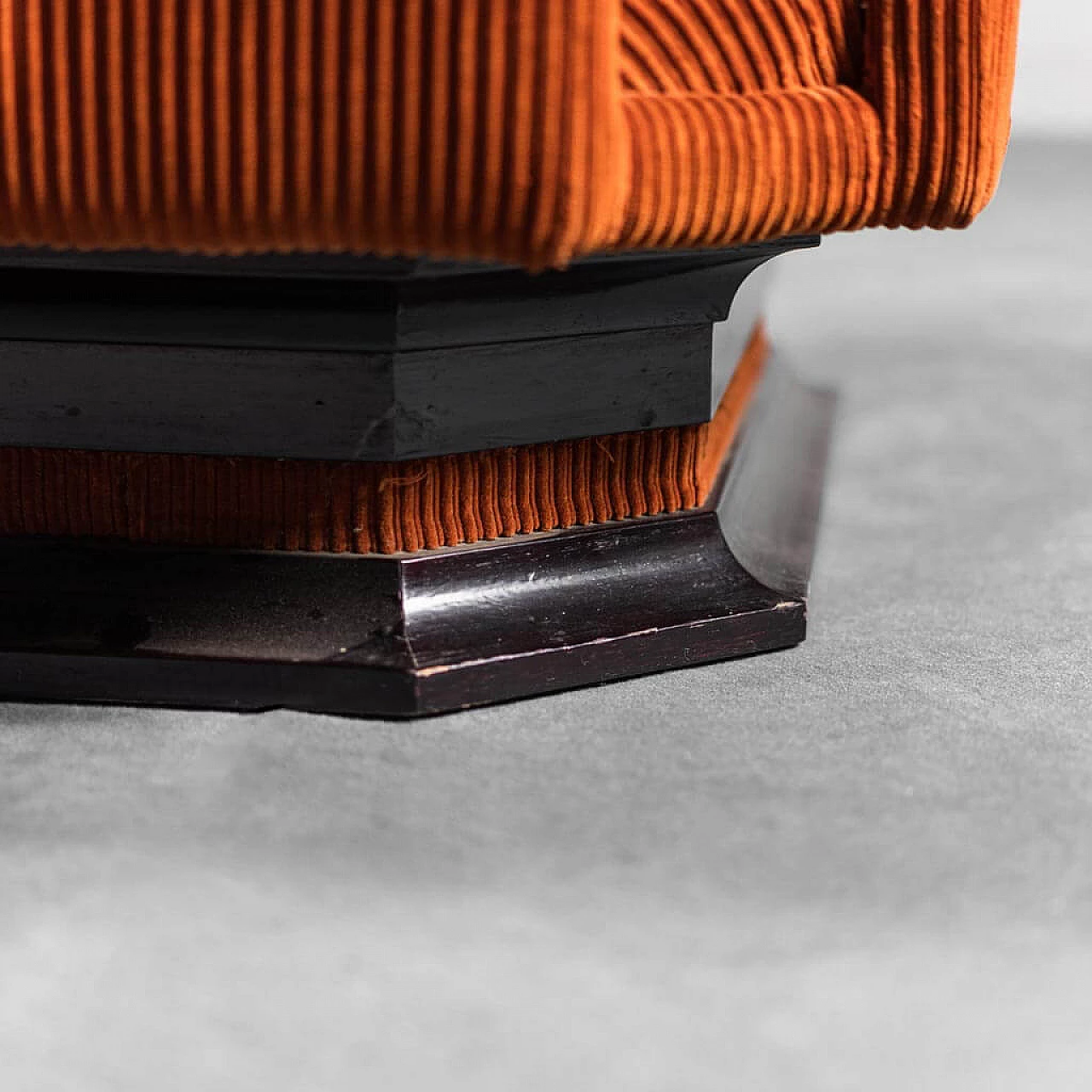 Pair of armchairs with pouf in orange velvet, 70s 1310605