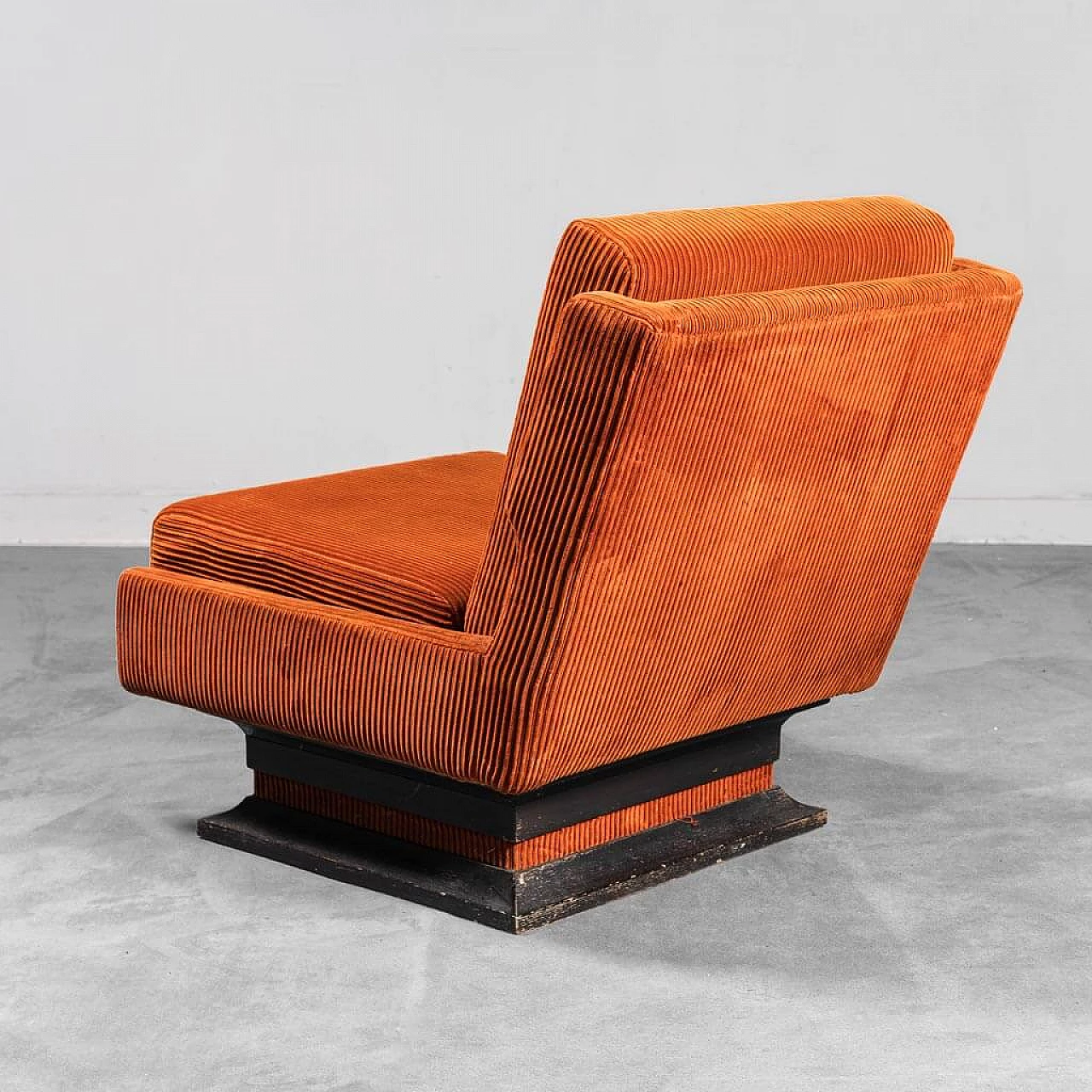 Pair of armchairs with pouf in orange velvet, 70s 1310608