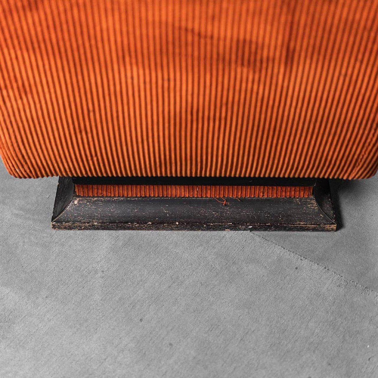 Pair of armchairs with pouf in orange velvet, 70s 1310610