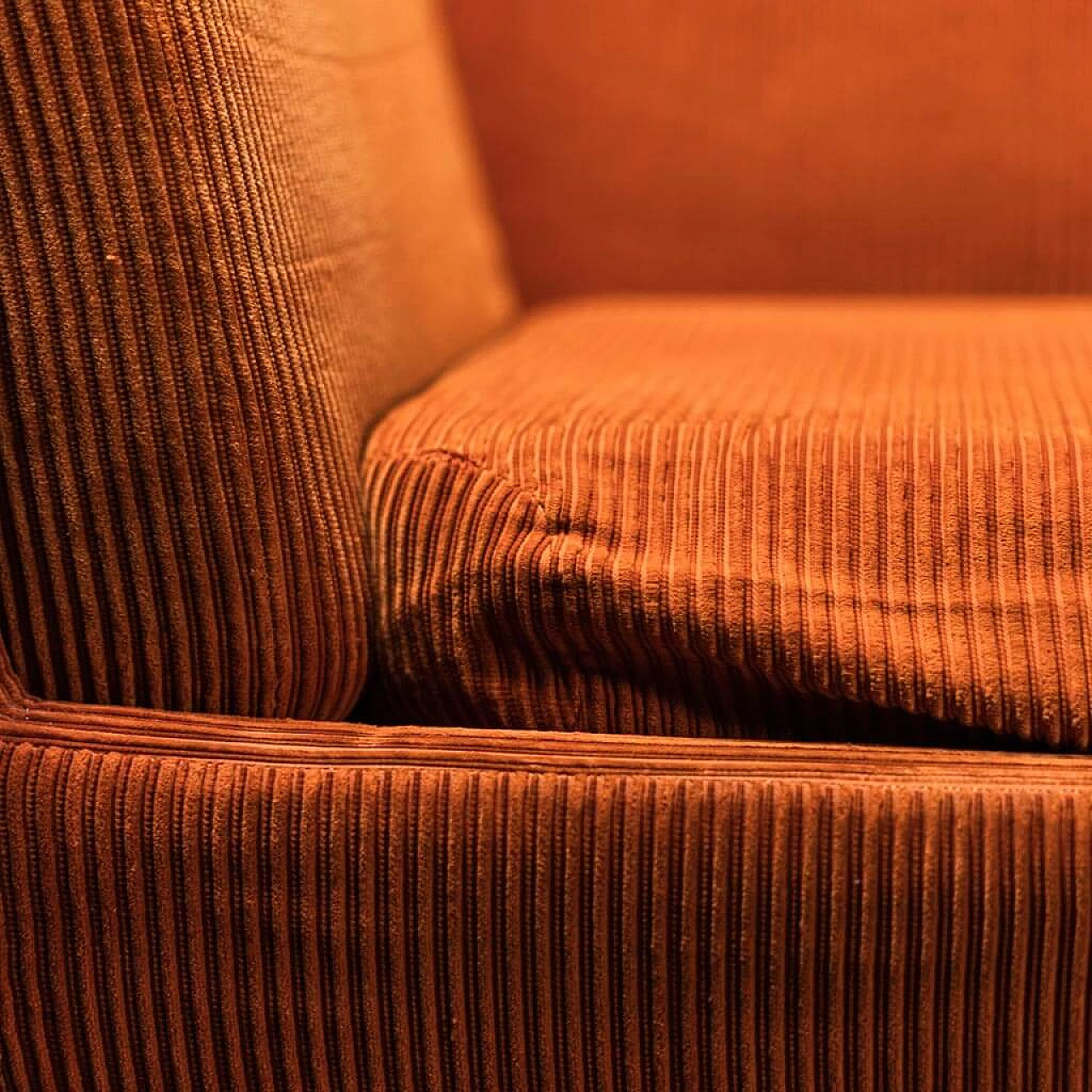 Pair of armchairs with pouf in orange velvet, 70s 1310612