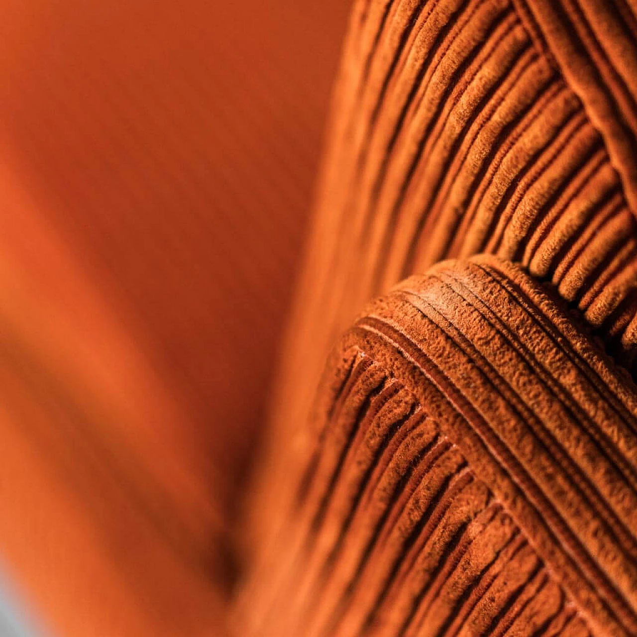 Pair of armchairs with pouf in orange velvet, 70s 1310615