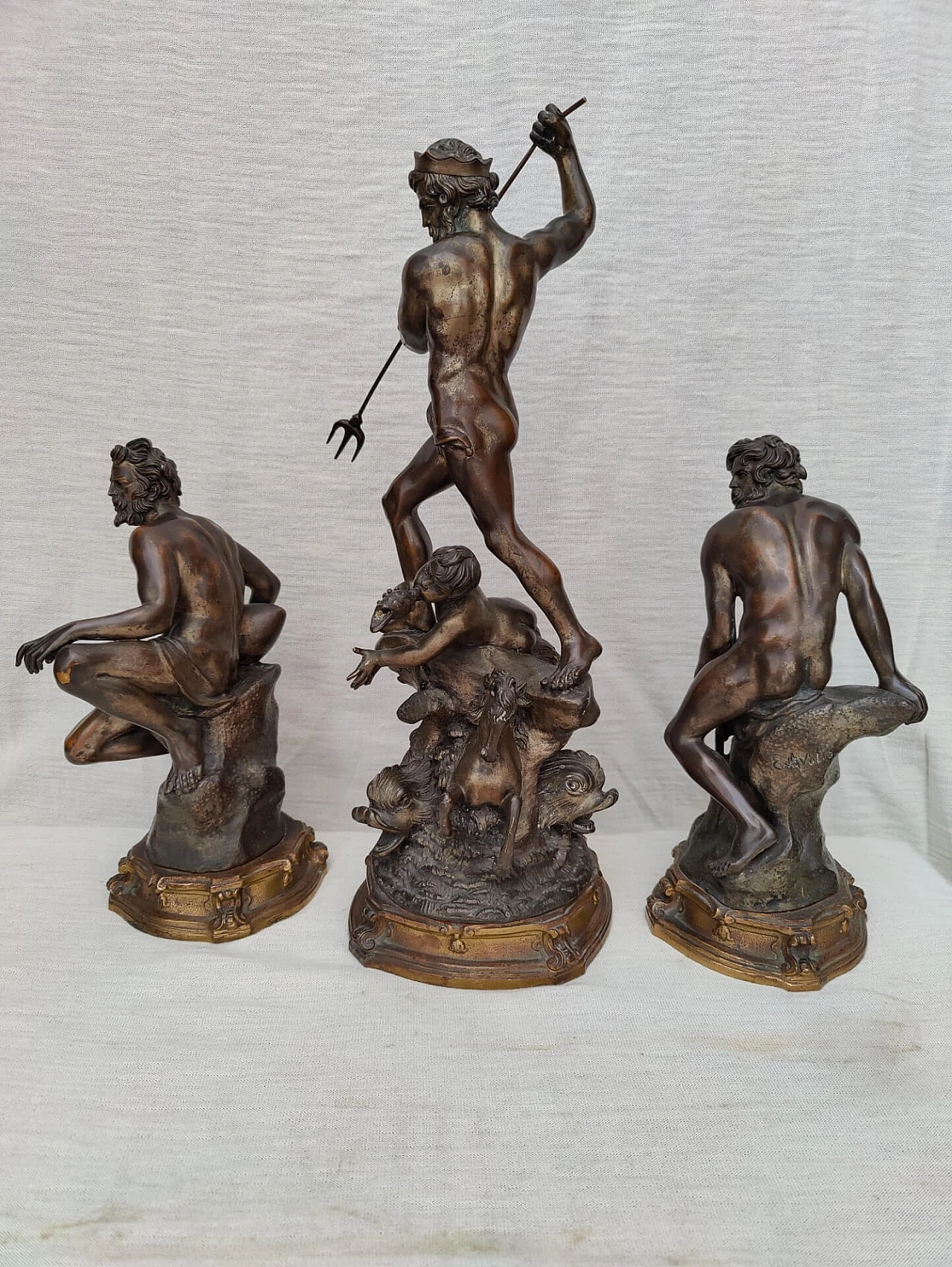 3 Statue raffiguranti Dio Nettuno e figure allegoriche in bronzo firmate E. Avolio, '800 1311079