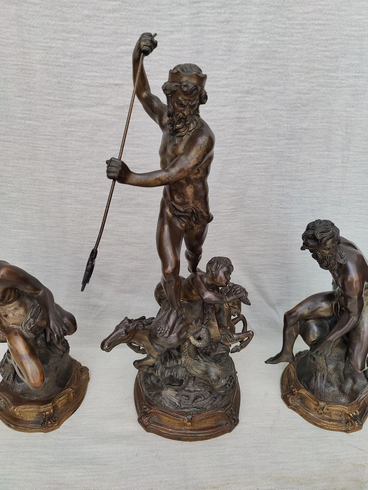 3 Statue raffiguranti Dio Nettuno e figure allegoriche in bronzo firmate E. Avolio, '800 1311084