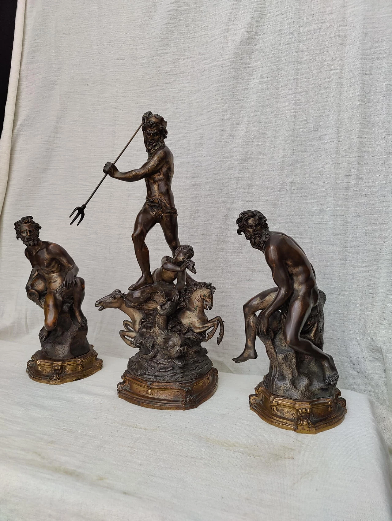 3 Statue raffiguranti Dio Nettuno e figure allegoriche in bronzo firmate E. Avolio, '800 1311085