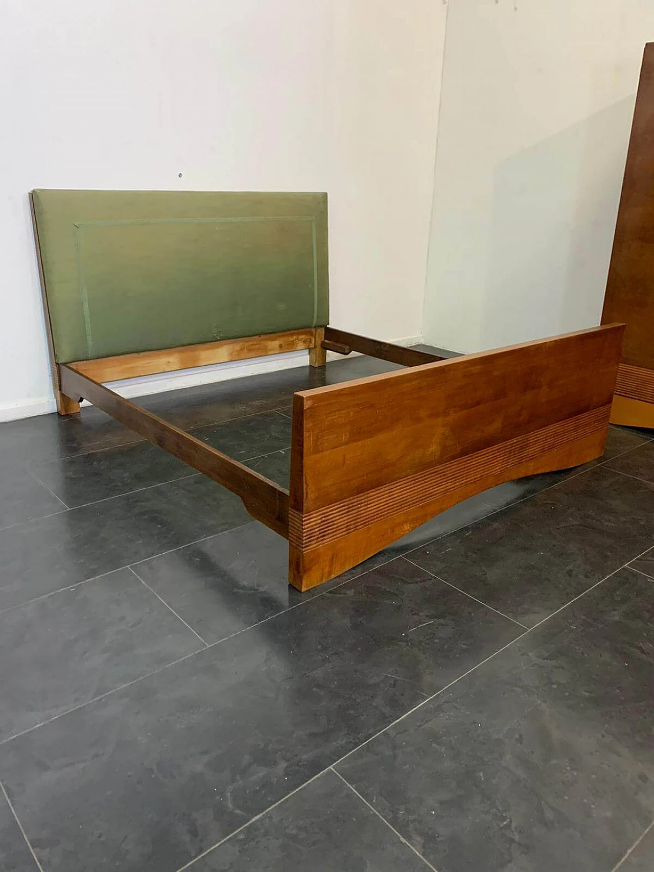 Letto Art Deco in ciliegio con base in acero e testiera imbottita, anni '40 1311920