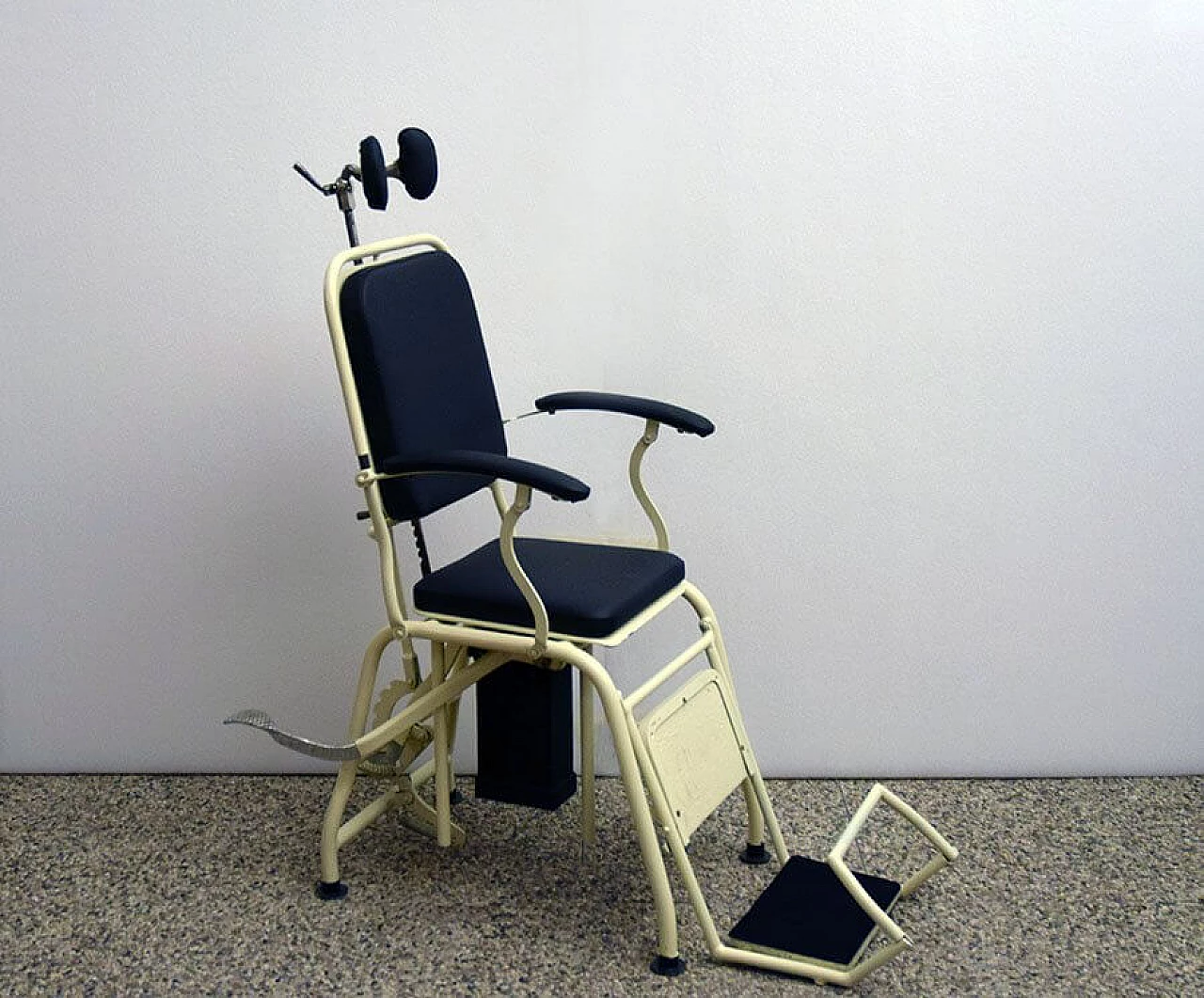 Adjustable dentist chair in metal, 40s 1312612