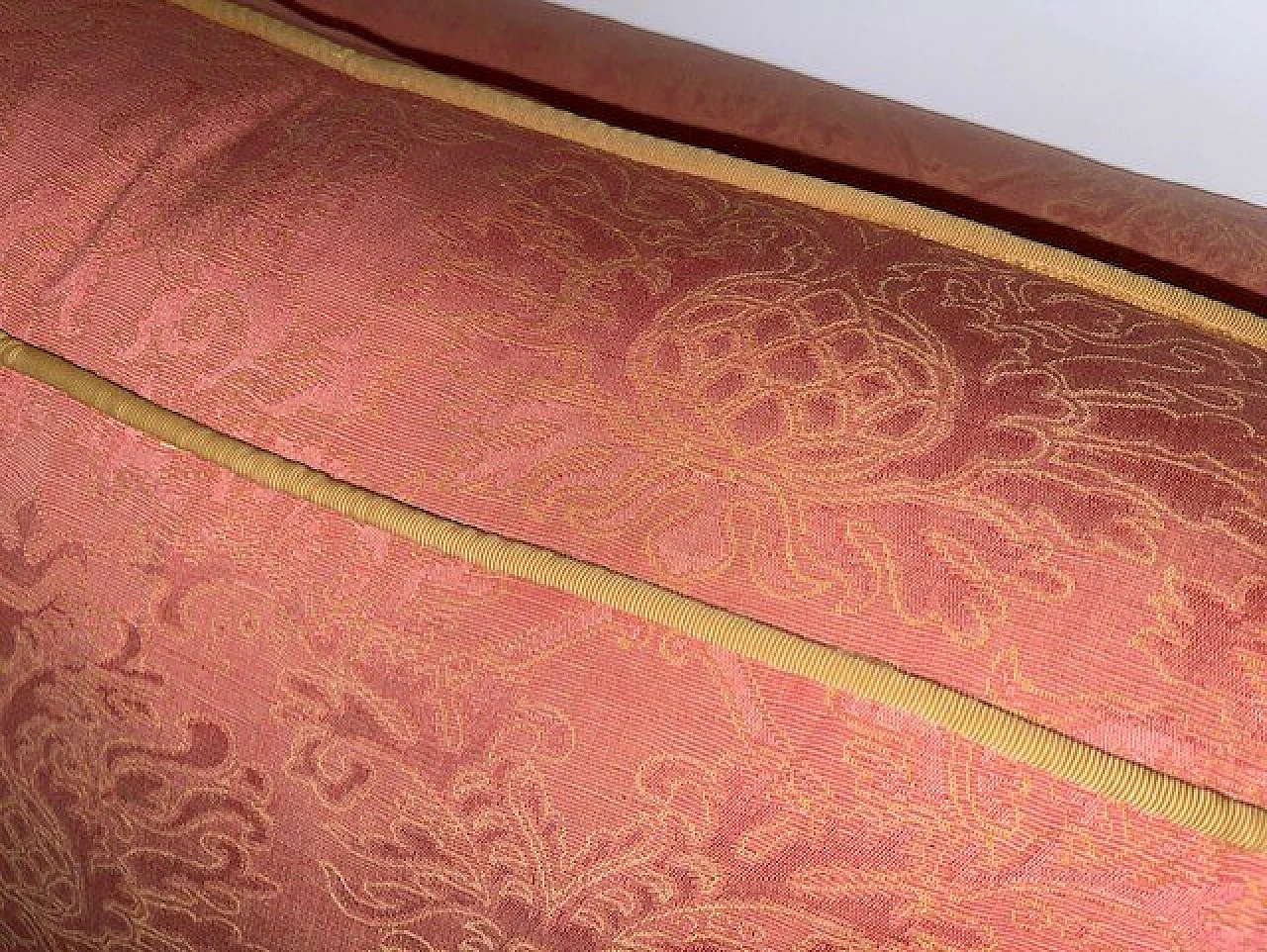 Coppia di divani in tessuto damascato, anni '80 1322668