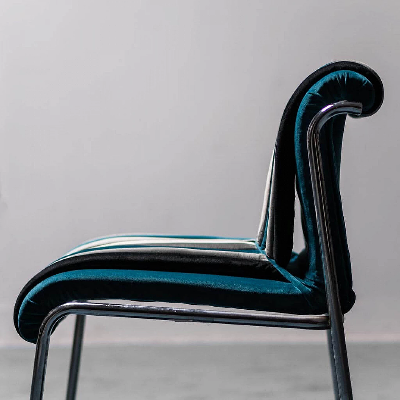 4 Chairs in velvet and metal, 70s 1323760