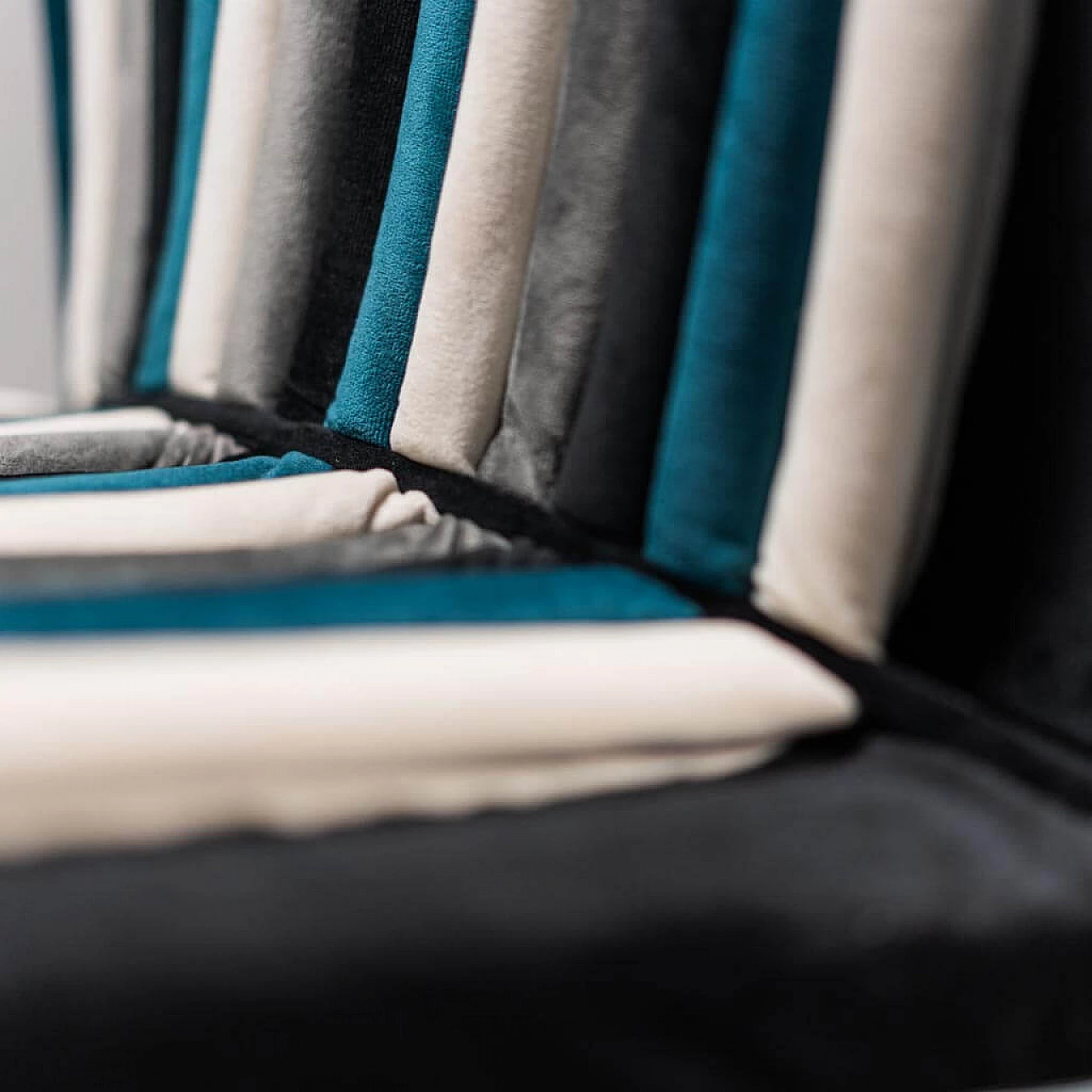 4 Chairs in velvet and metal, 70s 1323761