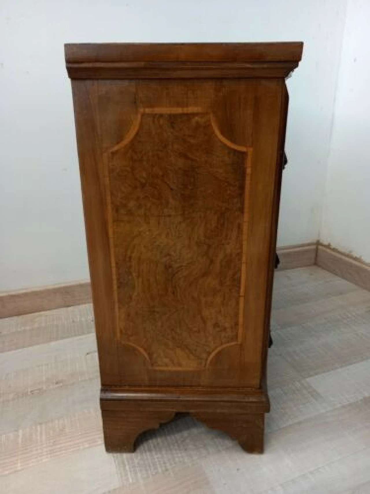 Mobiletto a tre cassetti lastronato in noce e radica, anni '50 1324338