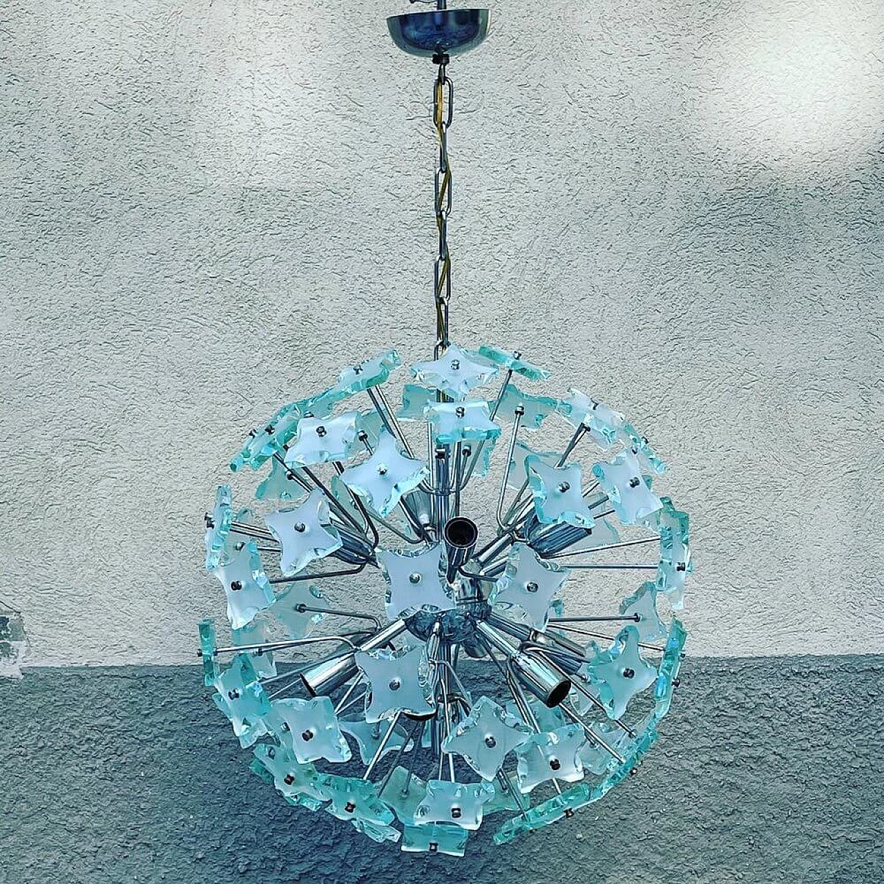 Sputnik chandelier in faceted green glass and chromed metal, 60s 1324546