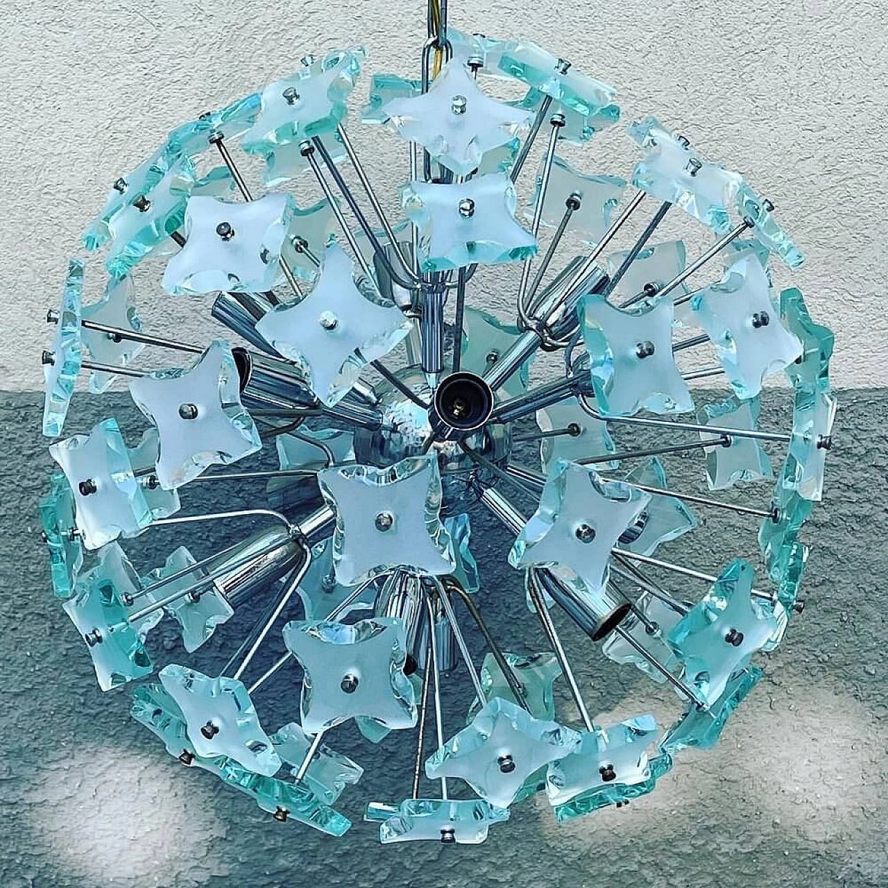 Sputnik chandelier in faceted green glass and chromed metal, 60s 1324547