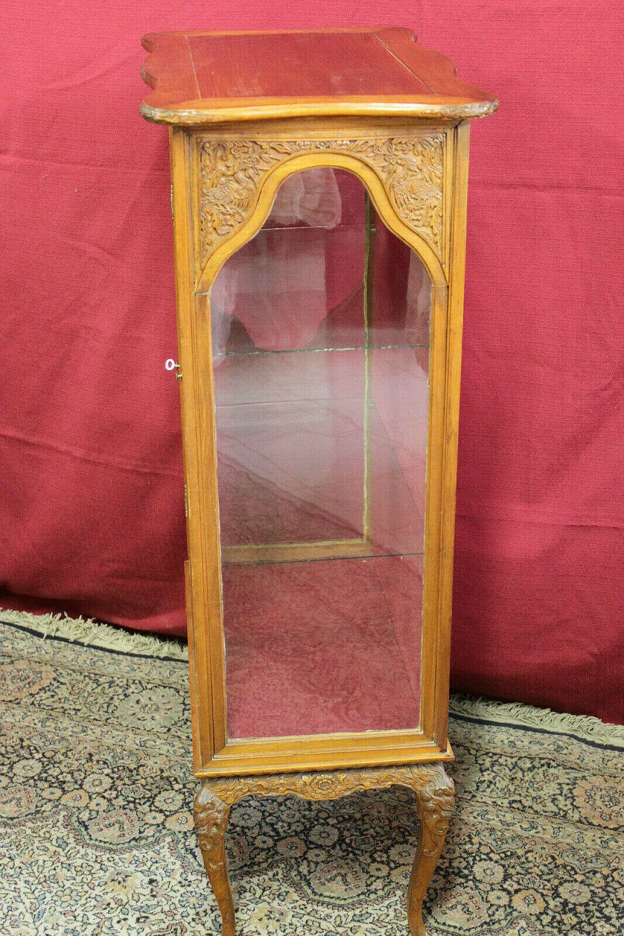 Display case in hand carved walnut, 20s 1325183
