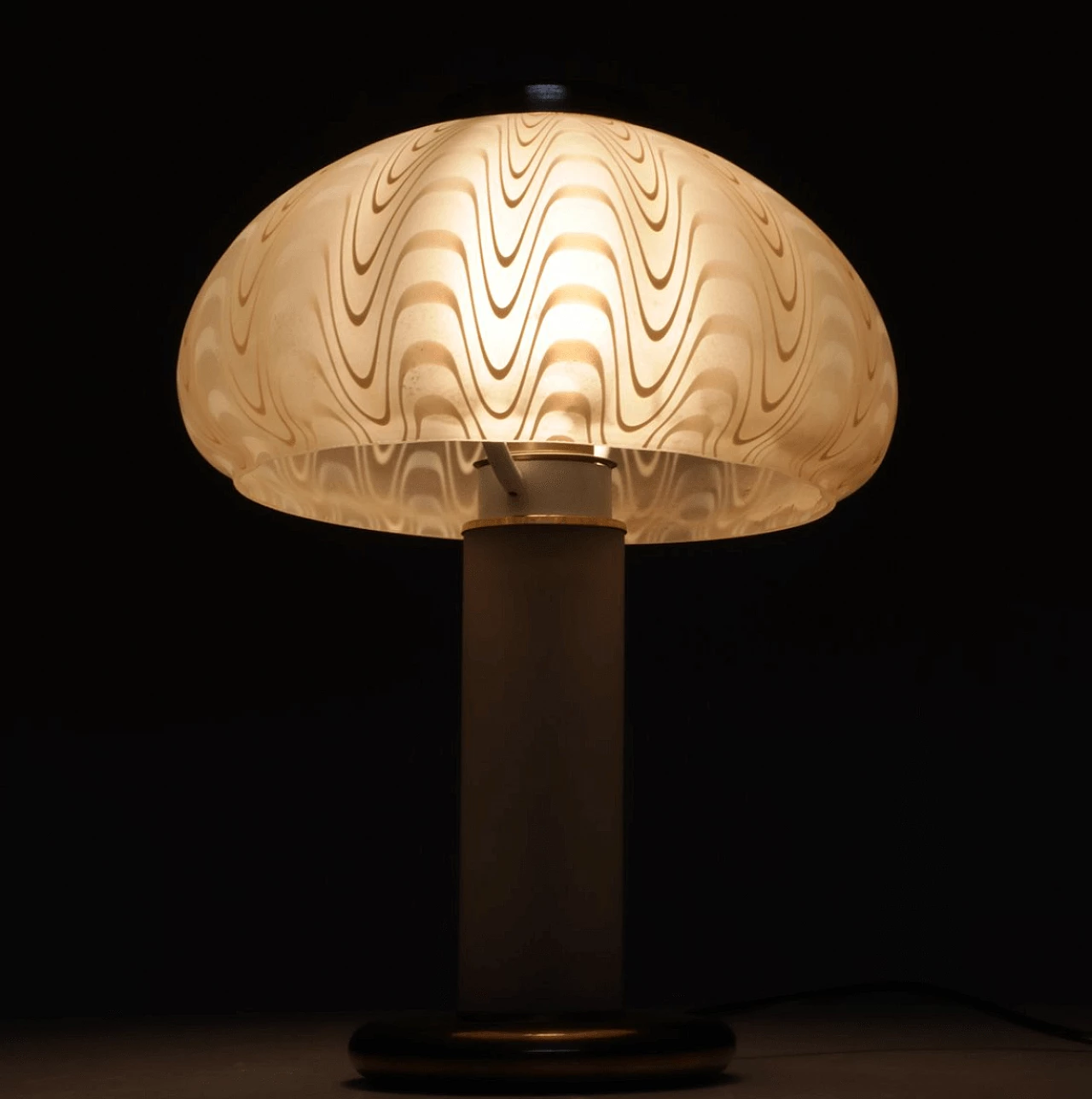 Lampada da tavolo in vetro decorato e ottone, anni '70 1327137