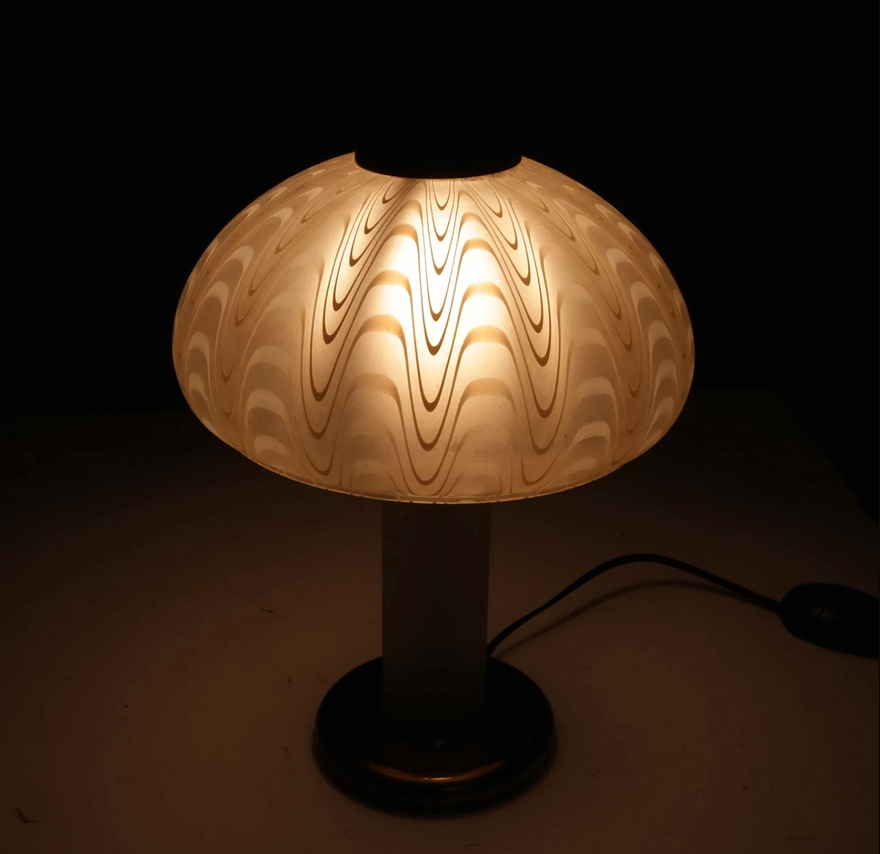 Lampada da tavolo in vetro decorato e ottone, anni '70 1327138