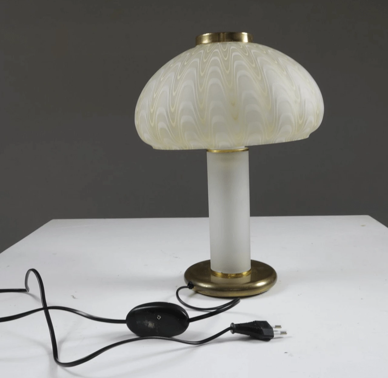 Table lamp in decorated glass and brass, 1970s 1327140