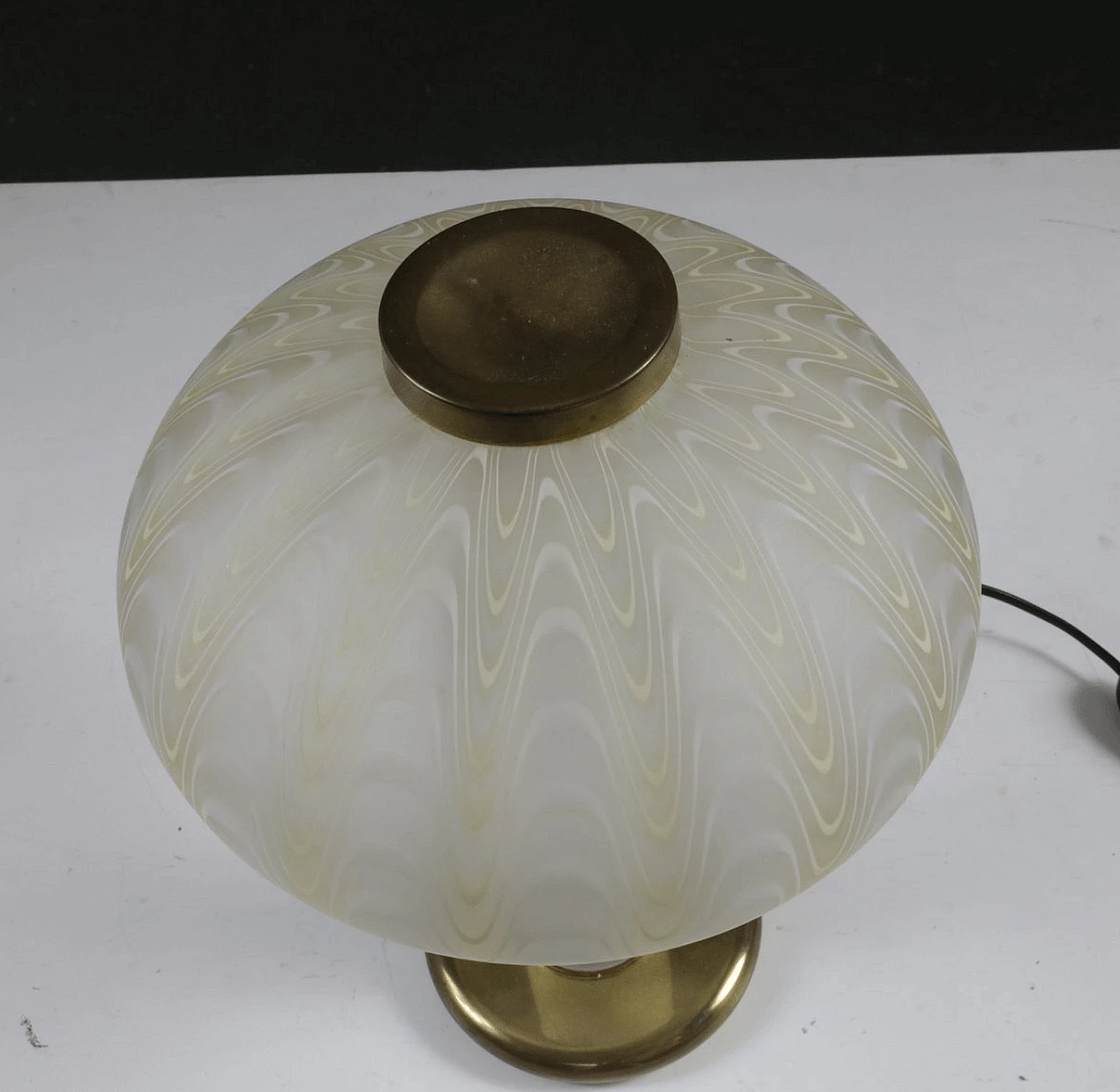 Lampada da tavolo in vetro decorato e ottone, anni '70 1327146