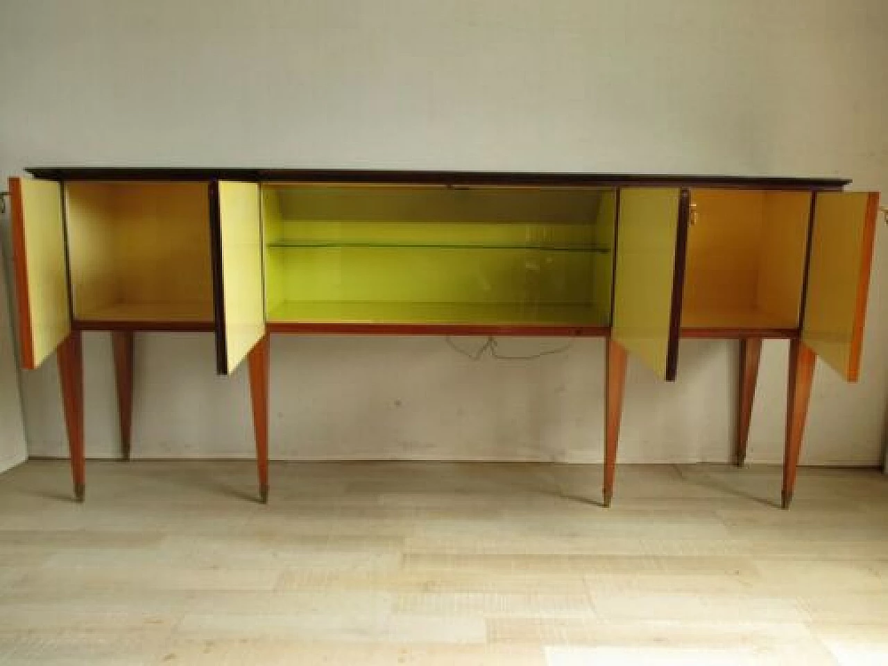 Credenza in palissandro con piano in vetro, anni '60 1329879