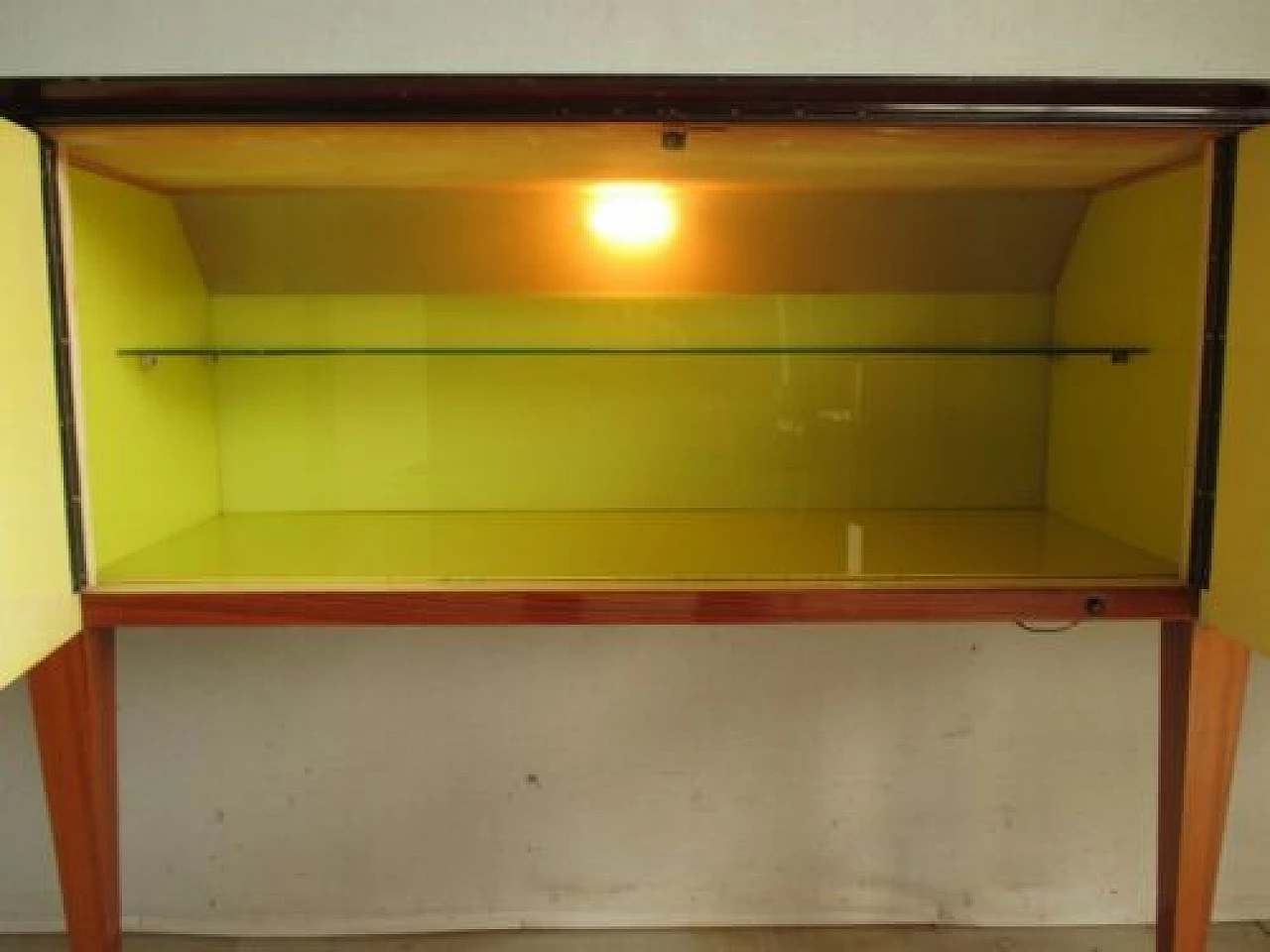 Credenza in palissandro con piano in vetro, anni '60 1329880