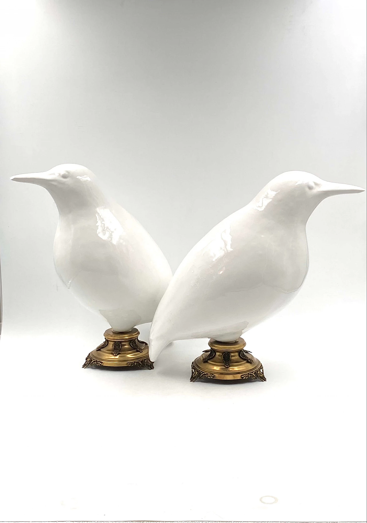 Coppia di grandi sculture di uccelli in ceramica e ottone, inizio '900 1330596