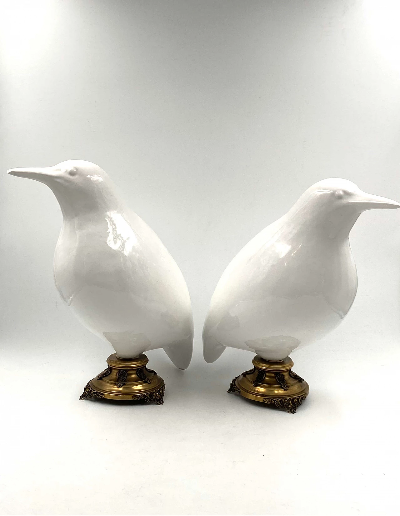 Coppia di grandi sculture di uccelli in ceramica e ottone, inizio '900 1330597