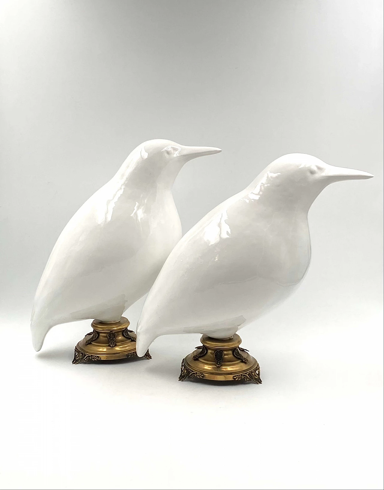 Coppia di grandi sculture di uccelli in ceramica e ottone, inizio '900 1330598