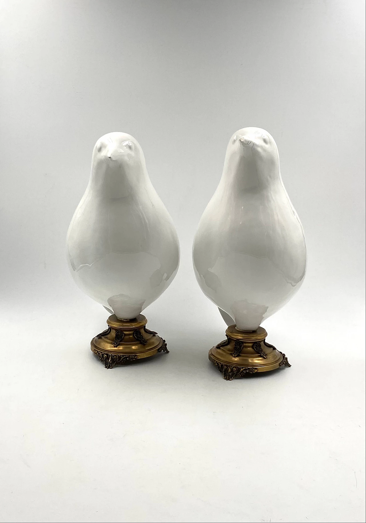 Coppia di grandi sculture di uccelli in ceramica e ottone, inizio '900 1330604