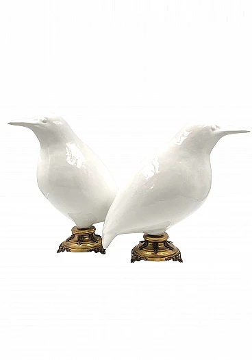 Coppia di grandi sculture di uccelli in ceramica e ottone, inizio '900