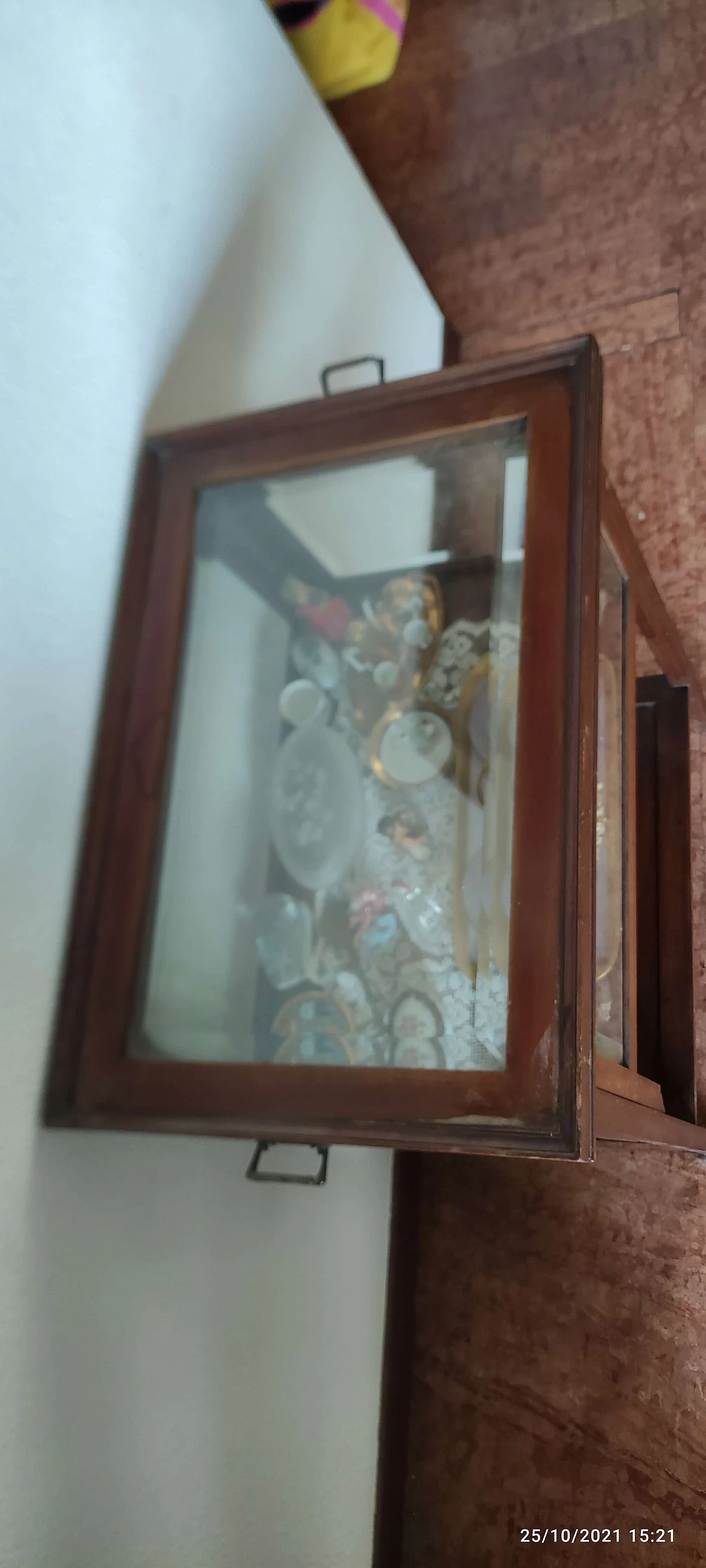 Vetrinetta in legno con ripiani, anni '60 1331711