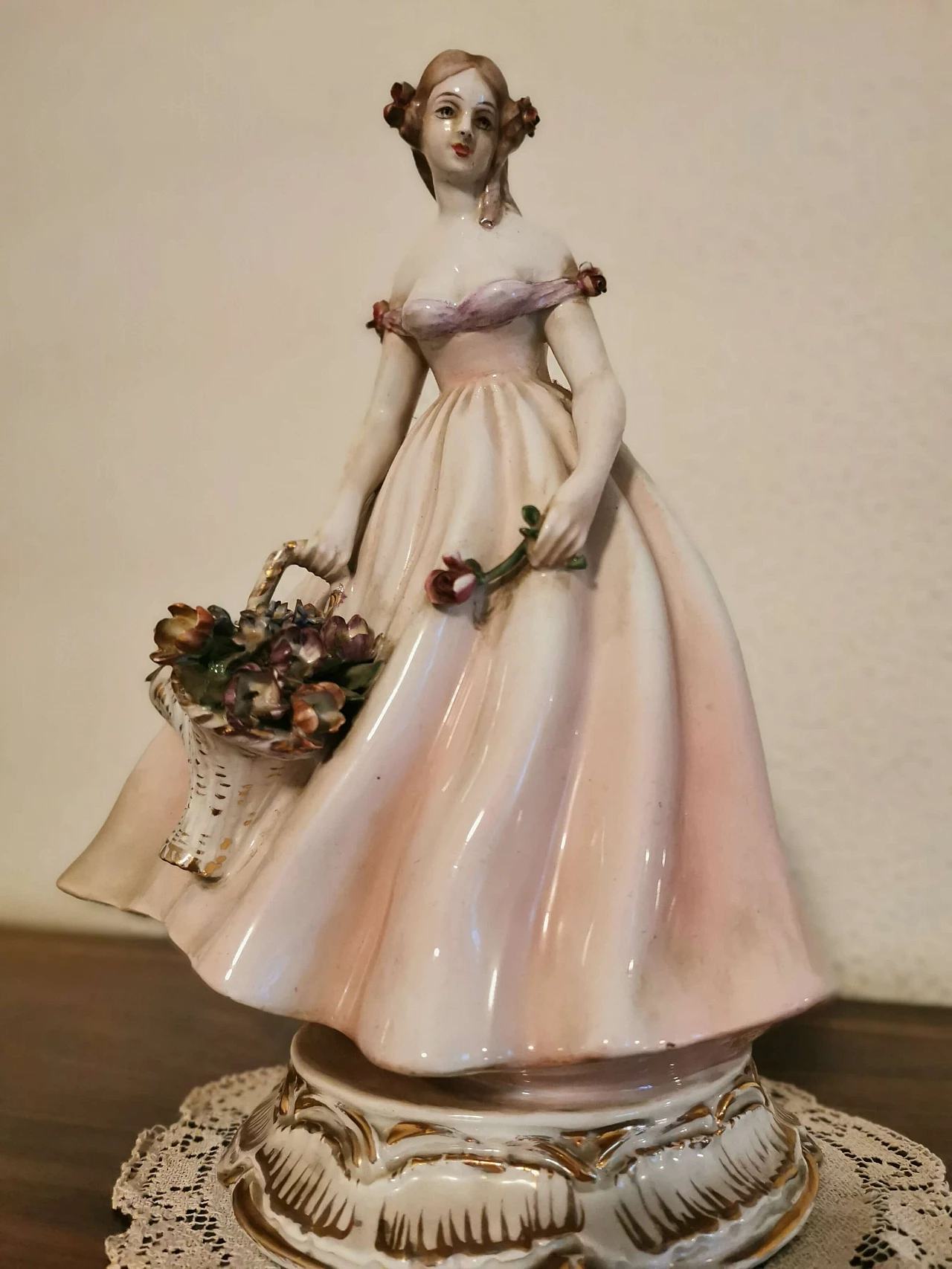 Statua in porcellana raffigurante donna con cesto di fiori, anni '60 1331806