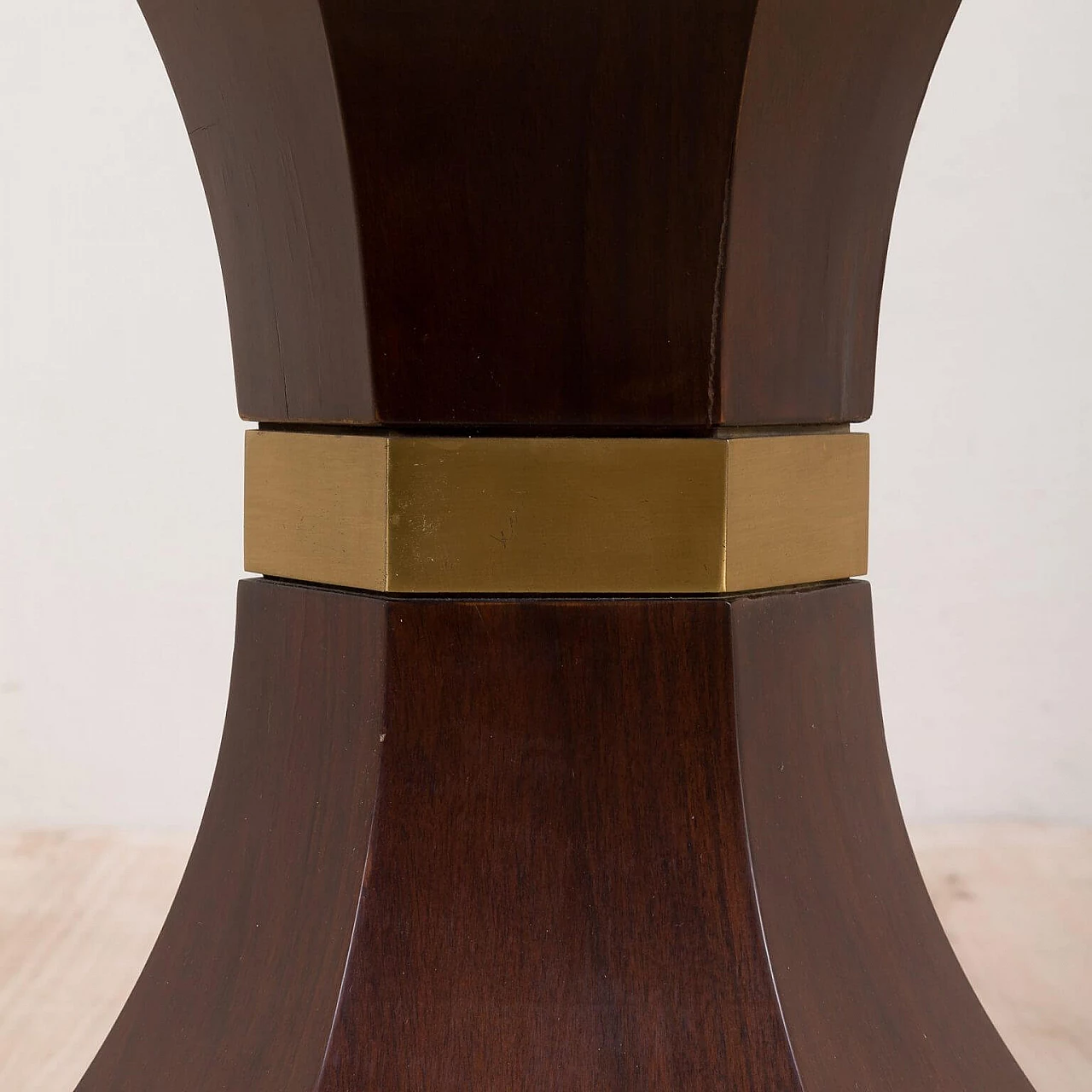 Round centre table in walnut and brass attributable to Carlo Di Carli, 60s 1332044