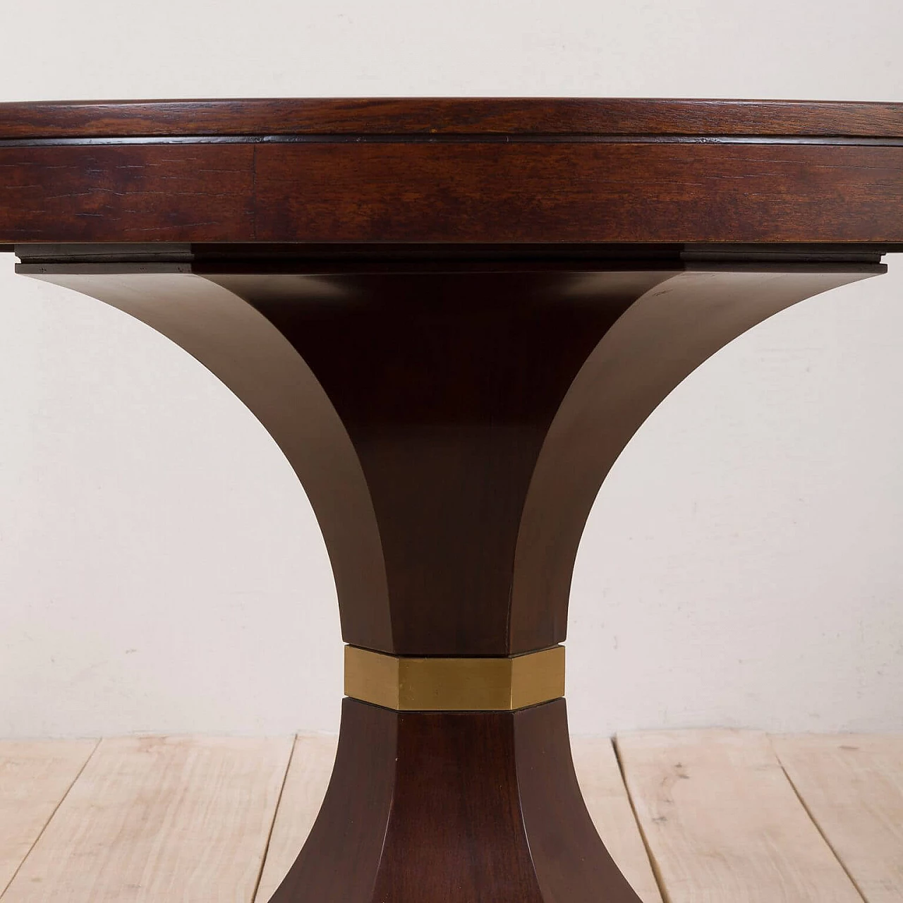 Round centre table in walnut and brass attributable to Carlo Di Carli, 60s 1332046