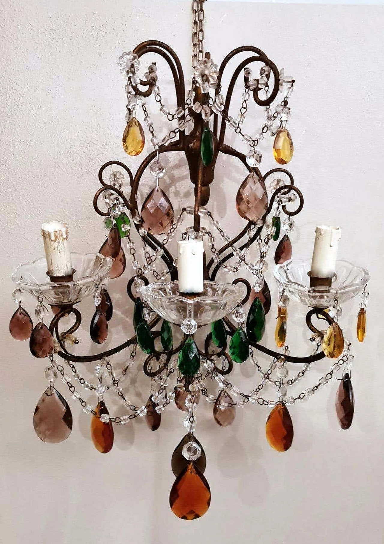Wall sconces in gilded iron with ground and faceted colored crystal drops, 40s 1332932