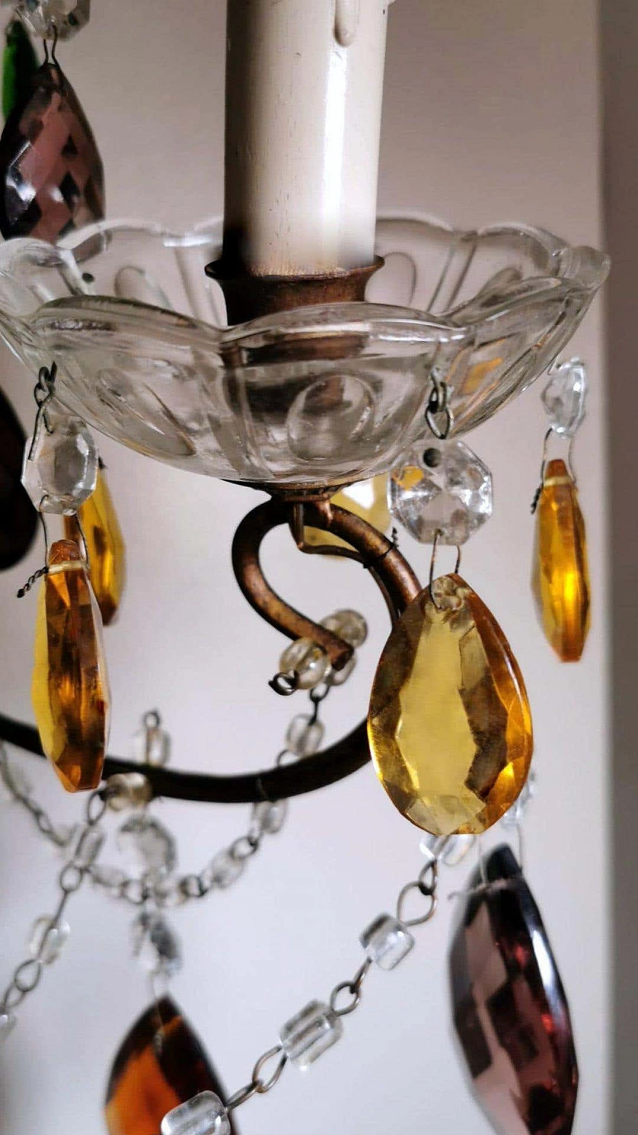 Applique in ferro dorato con gocce di cristallo colorato molato e sfaccettato, anni '40 1332940
