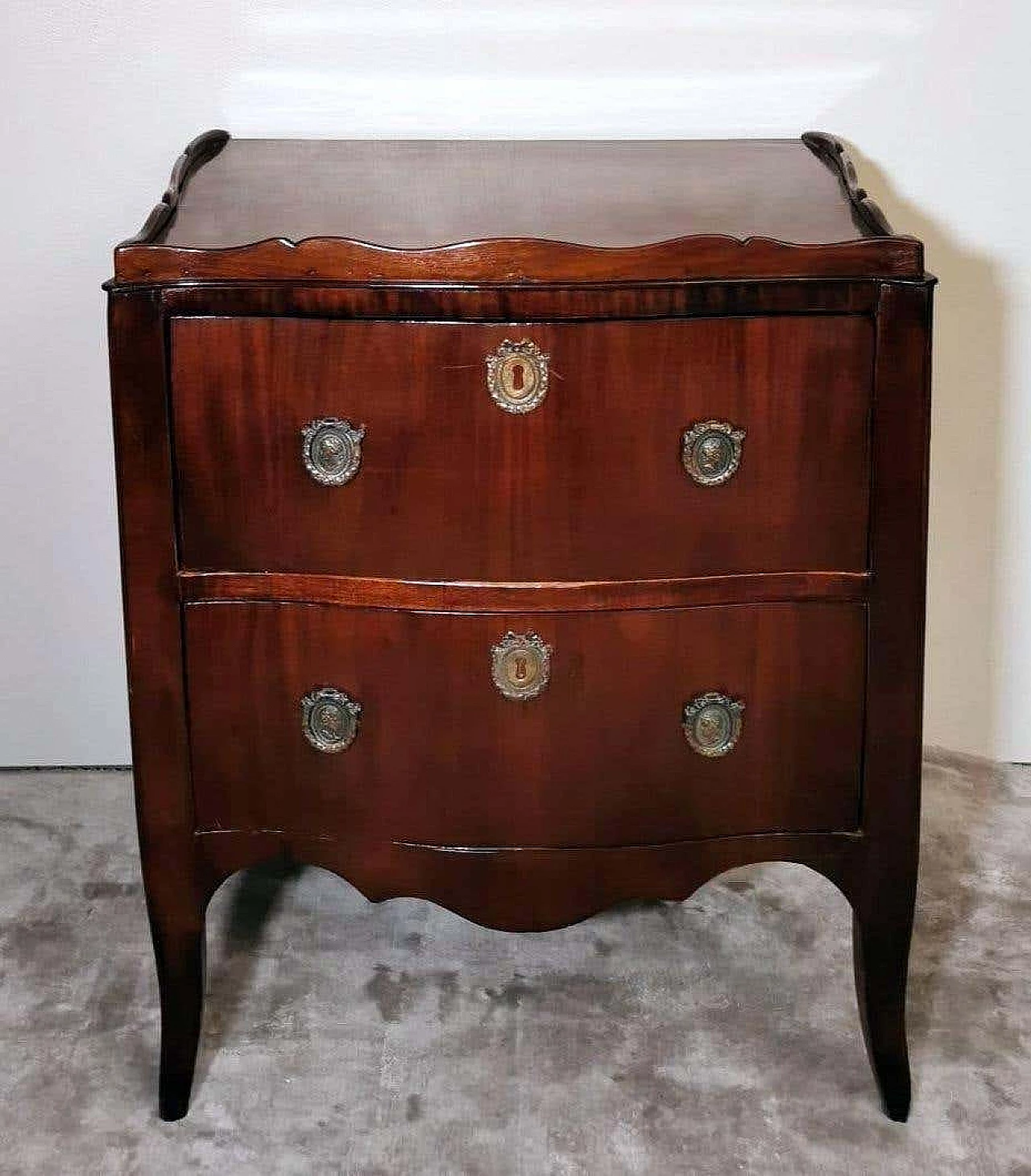 Neoclassical style chest of drawers in mahogany with bronze decorations, 18th century 1332965