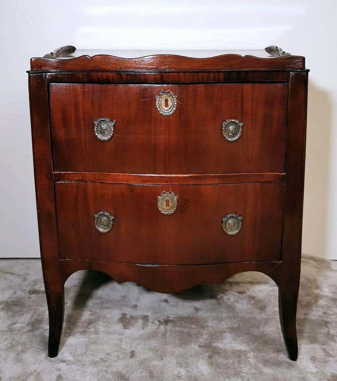 Neoclassical style chest of drawers in mahogany with bronze decorations, 18th century 1332966