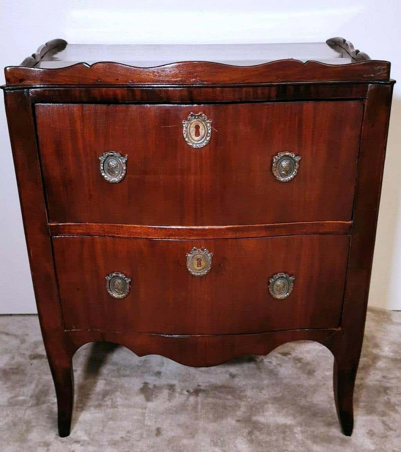 Neoclassical style chest of drawers in mahogany with bronze decorations, 18th century 1332967